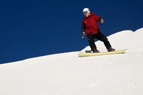Arka planda derin mavi gökyüzü ile havada zıplayan snowboardcu — Stok fotoğraf