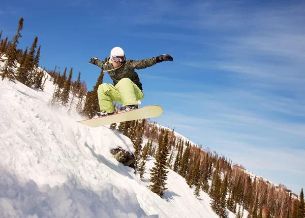 Snowboarder skacząc w powietrzu z głębokim błękitnym niebem w tle — Zdjęcie stockowe
