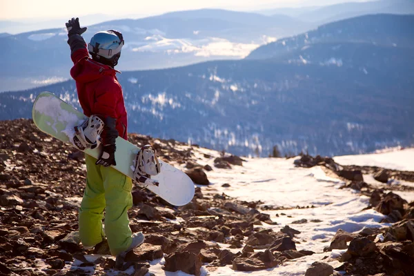 Esqui em montanhas, piste preparado e dia ensolarado — Fotografia de Stock