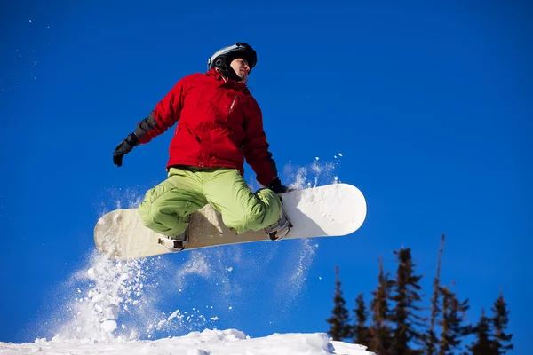 Snowboarder άλμα στον αέρα με βαθύ μπλε ουρανό στο παρασκήνιο — Φωτογραφία Αρχείου