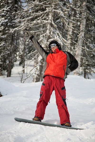 Jeune homme heureux avec snowboard . — Photo
