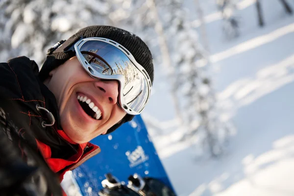 Uma imagem de estilo de vida de saúde de snowboarder jovem — Fotografia de Stock