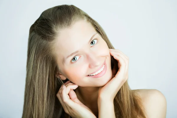 Szexi kaukázusi, fiatal nő, gyönyörű kék szemek közeli portréja — Stock Fotó