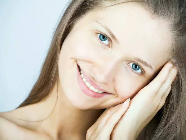 Närbild porträtt av sexiga kaukasiska ung kvinna med vackra blå ögon — Stockfoto