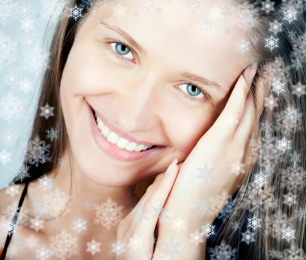 Bella donna sorridente ritratto invernale — Foto Stock