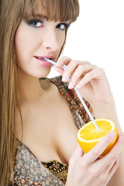 Imagen publicitaria de mujer hermosa con naranja — Foto de Stock