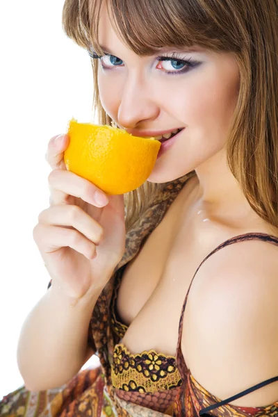 Imagen publicitaria de mujer hermosa con naranja —  Fotos de Stock