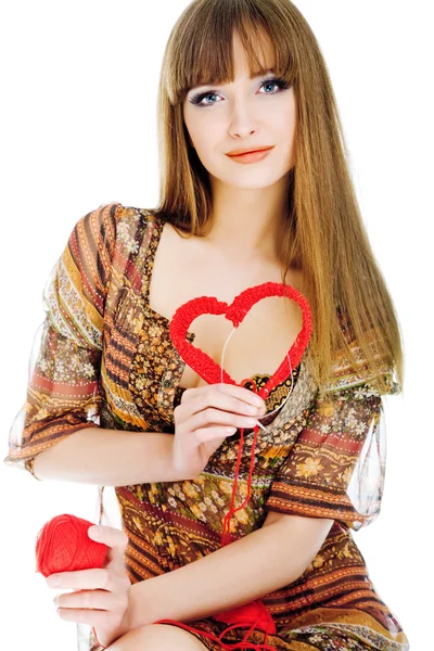 Jonge blonde met een rode brei hart — Stockfoto