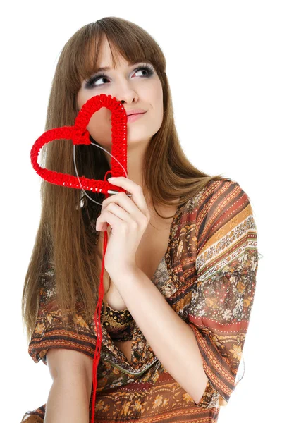 年轻的金发女郎带一个红色的针织的心 — 图库照片