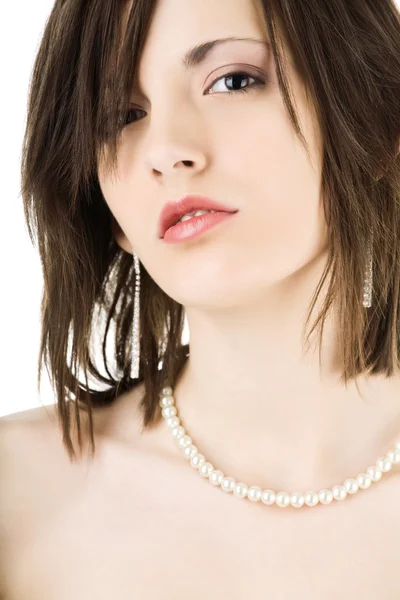 Красивая молодая женщина с изолированным ожерельем — стоковое фото