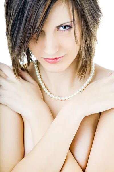 Piękna młoda kobieta z na białym tle naszyjnik — Zdjęcie stockowe