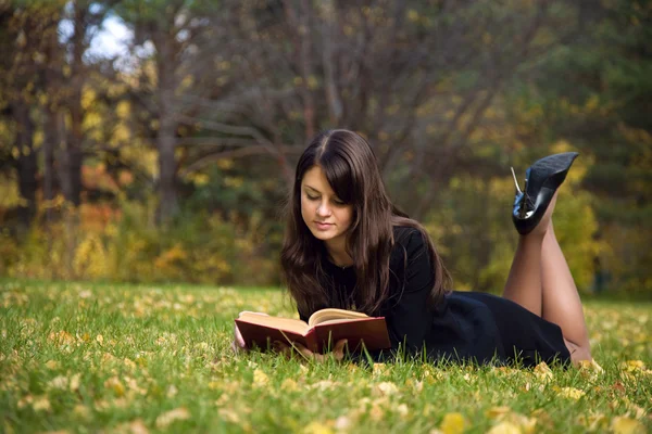 Молодая девушка читает книгу — стоковое фото