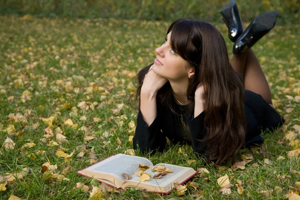 Giovane ragazza che legge un libro — Foto Stock