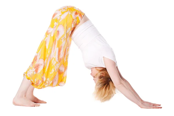 Ung kvinna gör yoga övning. isolerade — Stockfoto