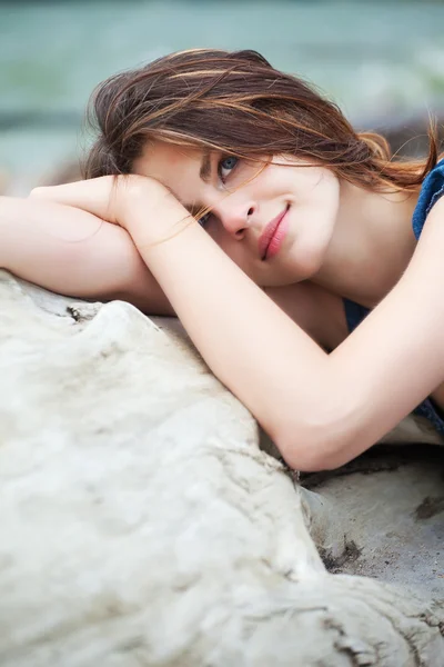 Bright photo of a beautiful model relaxing on a beach — Stock Photo, Image