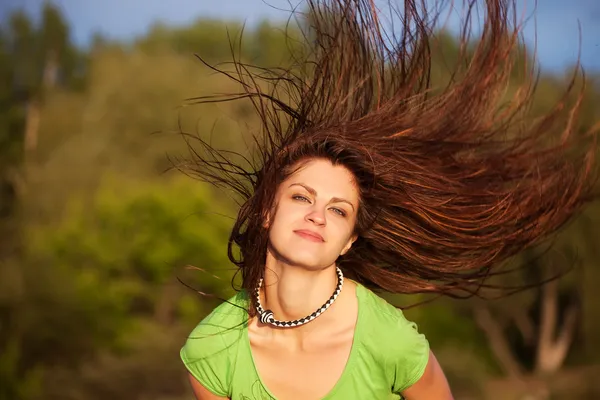 Jovem com cabelo voando ao ar livre — Fotografia de Stock