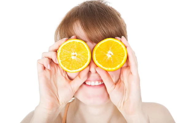 Leuk meisje spelen met sinaasappelen op de witte — Stockfoto