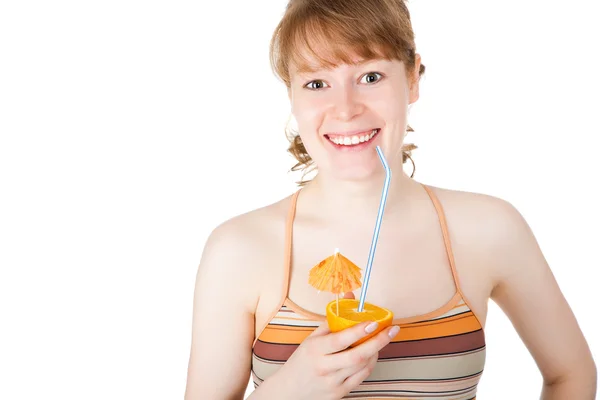 Piękna kobieta z świeżych pomarańczy na białym tle — Zdjęcie stockowe