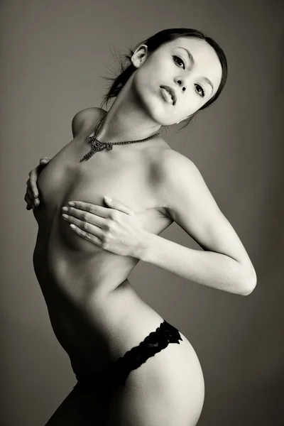 Egy szép fiatal szexi nő stúdióban portré — Stock Fotó