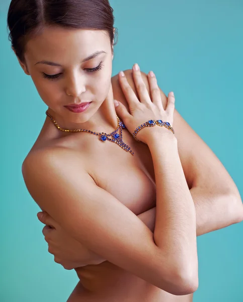 Vacker kvinna med smycken och färgglada stenar halsband — Stockfoto