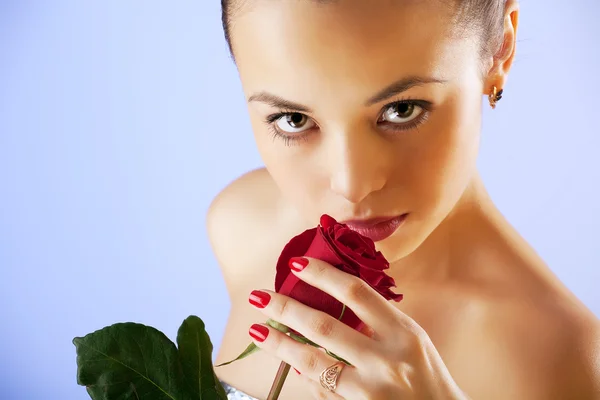 Studiový portrét krásné smyslné ženy s růží — Stock fotografie