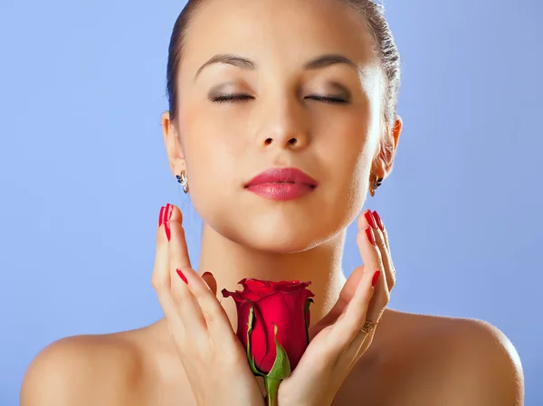 Studiový portrét krásné smyslné ženy s růží — Stock fotografie
