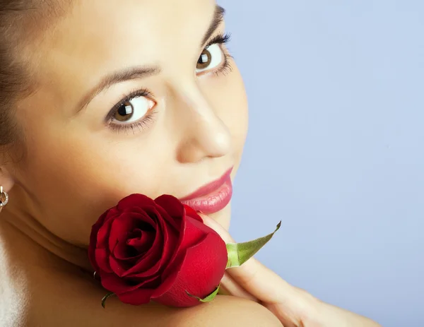 Studio portret zmysłowej pięknej kobiety z różą — Zdjęcie stockowe