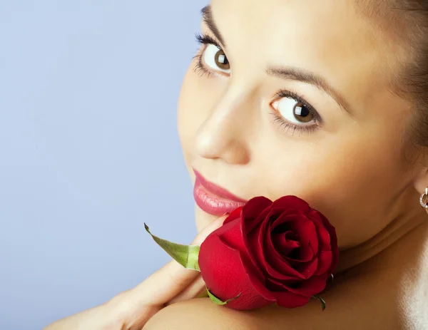 Studio portret van sensuele mooie vrouw met roos — Stockfoto