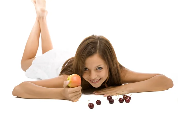 Молодая красивая девушка с яблоком на белом — стоковое фото