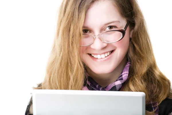 Closeup πορτρέτο του χαριτωμένο νεαρή γυναίκα με ένα φορητό υπολογιστή — Φωτογραφία Αρχείου