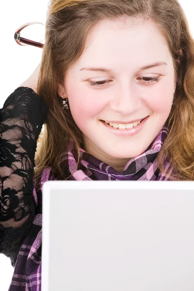 ノート パソコンでかわいい若い女性のクローズ アップの肖像画 — ストック写真