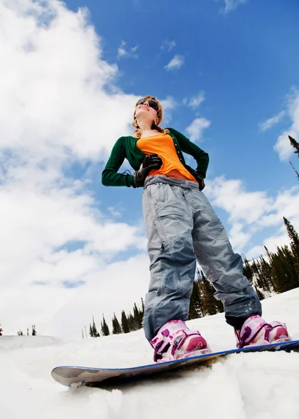 Portret młodej kobiety piękne na snowboardzie — Zdjęcie stockowe