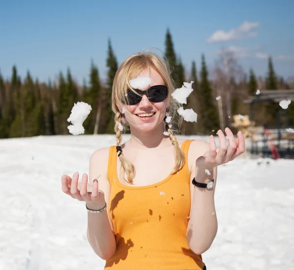 Flicka, snö och kul — Stockfoto