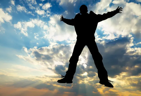 Silueta del hombre y sol en el fondo del cielo . — Foto de Stock