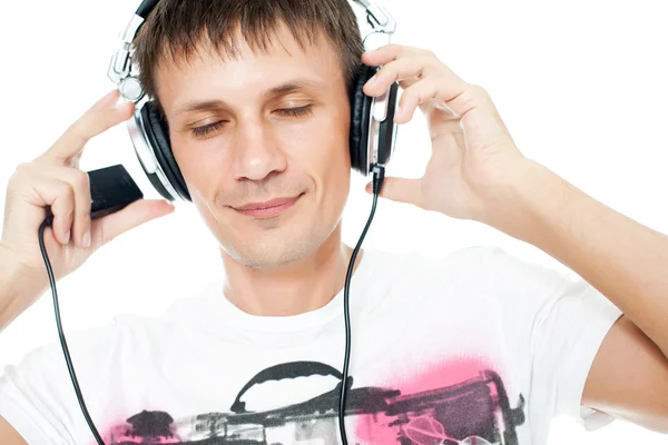 Homme souriant avec écouteurs jouissant de sa musique — Photo