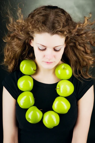 Unga skönhet kvinna med apple på grå bakgrund — Stockfoto