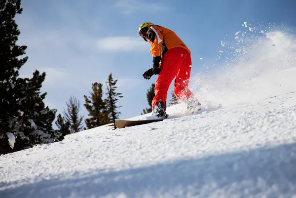Snowboarder saltando por el aire con el cielo azul profundo en el fondo —  Fotos de Stock