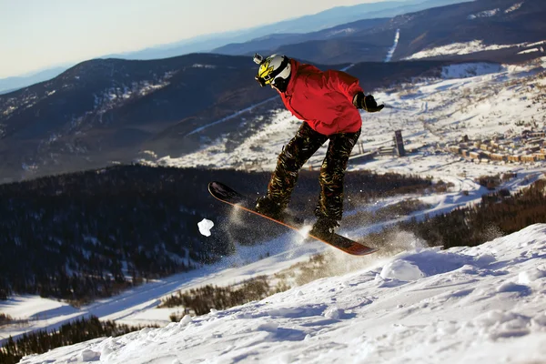 Snowboarder saltando por el aire con el cielo azul en el fondo —  Fotos de Stock