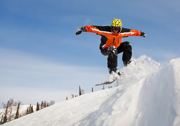Snowboarder sărind prin aer cu cer albastru adânc în fundal — Fotografie, imagine de stoc