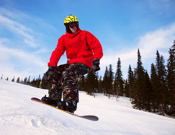 Arka planda derin mavi gökyüzü ile havada zıplayan snowboardcu — Stok fotoğraf