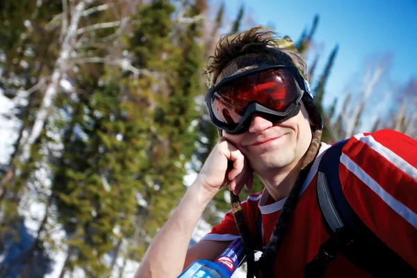 En hälso livsstil bild av unga snowboardåkare på ski lift — Stockfoto