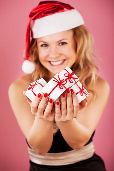 Winterporträt einer schönen jungen lächelnden Frau mit einem Geschenk in der Hand — Stockfoto