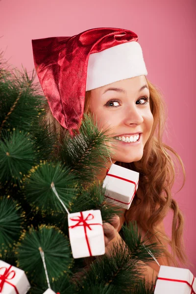 En vacker ung attraktiv flicka i en charmig hatt jultomten — Stockfoto
