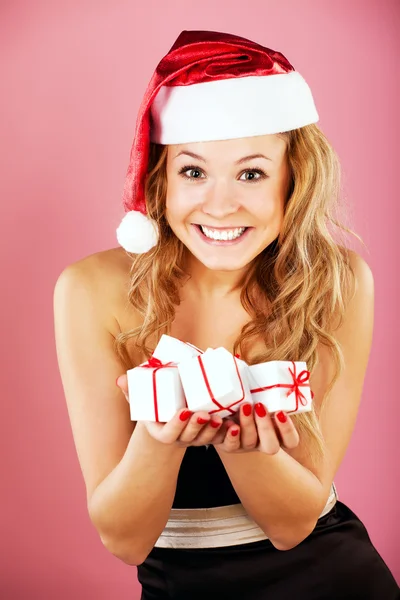 Eine schöne junge attraktive Mädchen mit einem charmanten Hut von Weihnachtsmann — Stockfoto