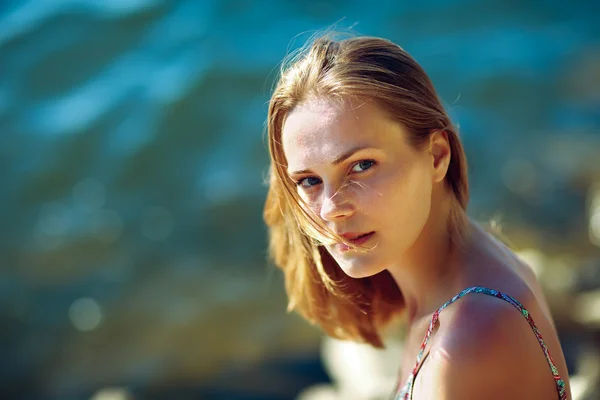 Hermosa mujer rubia en la playa —  Fotos de Stock