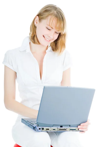 Femme attrayante avec ordinateur portable — Photo
