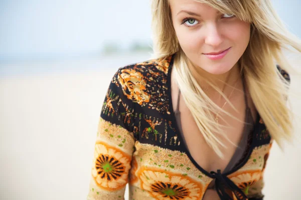Porträtt av unga vackra garvat blond sexig kvinna — Stockfoto