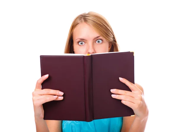 Portret młodej kobiety zdziwiony co ona jest czytanie na białym tle — Zdjęcie stockowe