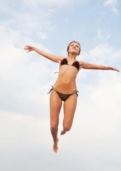 Kvinna hoppar på stranden — Stockfoto