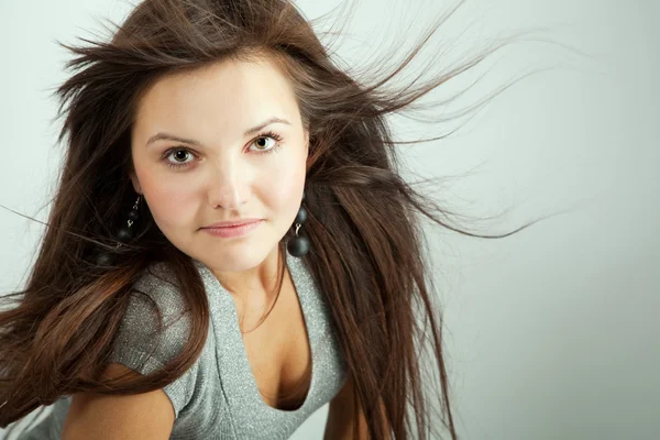 Svart hår ung kvinna porträtt, studio skott — Stockfoto